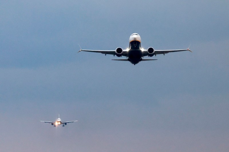 Reacția Wizz Air după ce doi români au alergat după un avion care se pregătea să decoleze de pe aeroportul din Koln / Explicația unui pasager: „Le înţeleg disperarea. Nu au fost singurii”