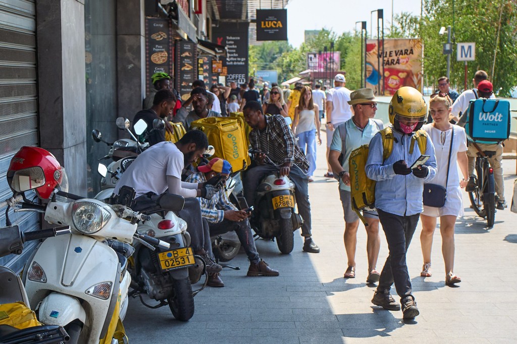 Livratori în București. Foto: Lucian Alecu / Shutterstock Editorial / Profimedia