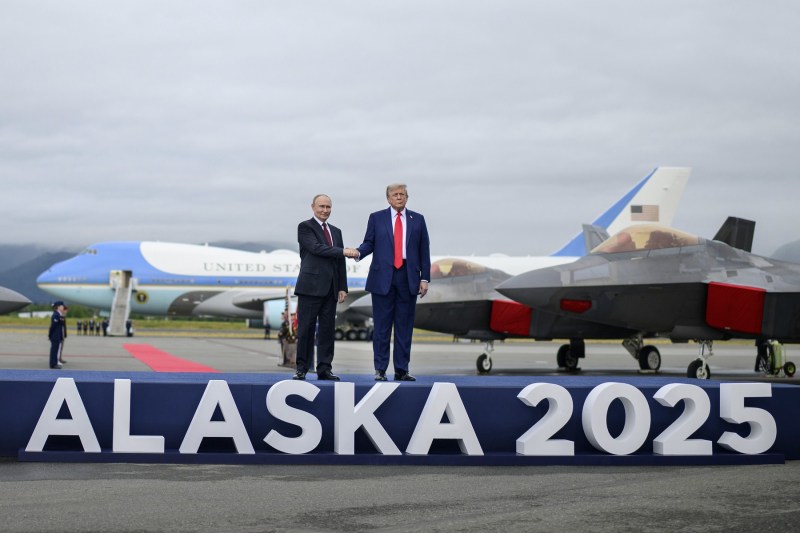 „Răspunsul nostru va fi dur și asimetric” / Rusia spune pentru prima dată că „impulsul summitului din Alaska” către pace „s-a epuizat”