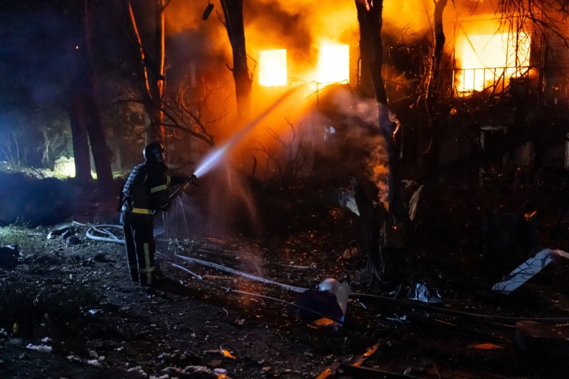 Un nou atac cu drone al rușilor în Ucraina a provocat incendii soldate cu victime într-un oraș de lângă Kiev și în Sumi