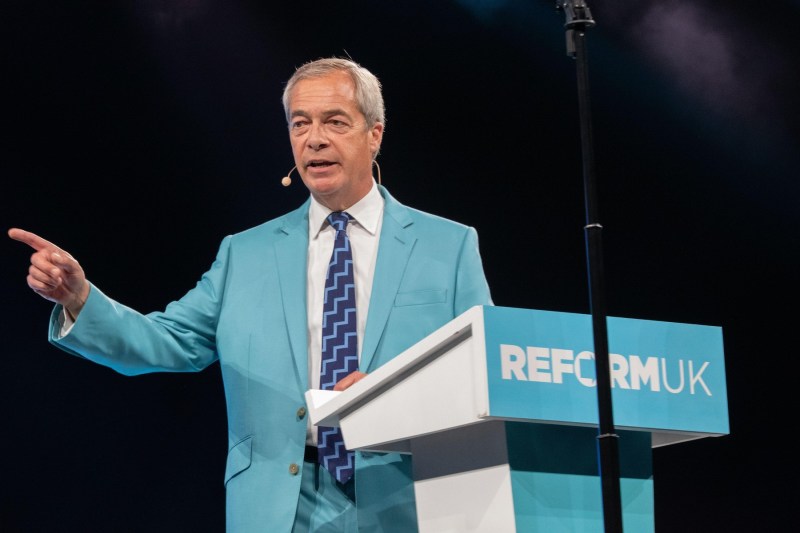 Sute de mii de imigranți care muncesc legal în Marea Britanie vor fi expulzați, promite partidul lui Nigel Farage, care conduce în sondajele de opinie