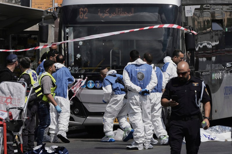 Atac la Ierusalim: Doi atacatori au deschis focul într-un autobuz: Cinci morți și mai mulți răniți