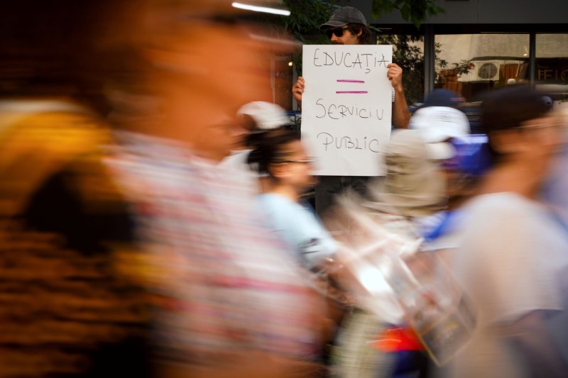 Un viitor amanetat și alte fantome care bântuie România în aceste zile