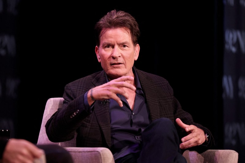 Charlie Sheen povestește că a consumat atât de multe droguri încât un cartel mexican n-a mai vrut să îi vândă