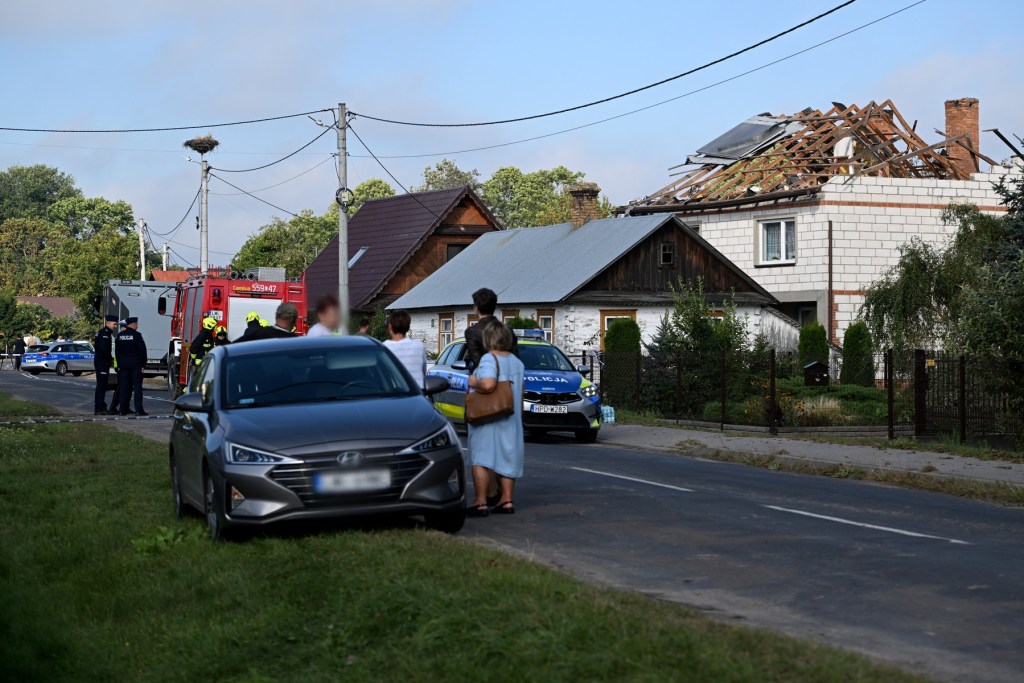 Acoperișul unei locuințe din Wyryki, Polonia, distrus de căderea unei drone, 10 septembrie 2025. Foto: Wojtek Jargilo / PAP / Profimedia