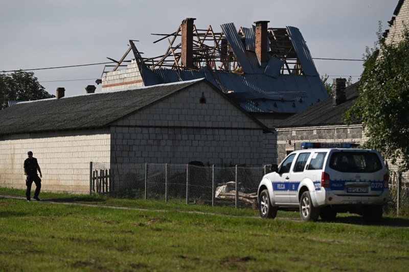 Acoperișul unei locuințe din Wyryki, Polonia, distrus de căderea unei drone, 10 septembrie 2025. Foto: Wojtek Jargilo / PAP / Profimedia