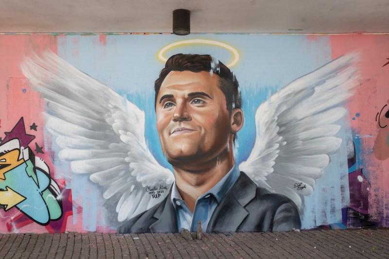 Profesori, pompieri, militari şi jurnaliști – concediați în SUA după ce au comentat pe reţelele sociale despre împuşcarea lui Charlie Kirk