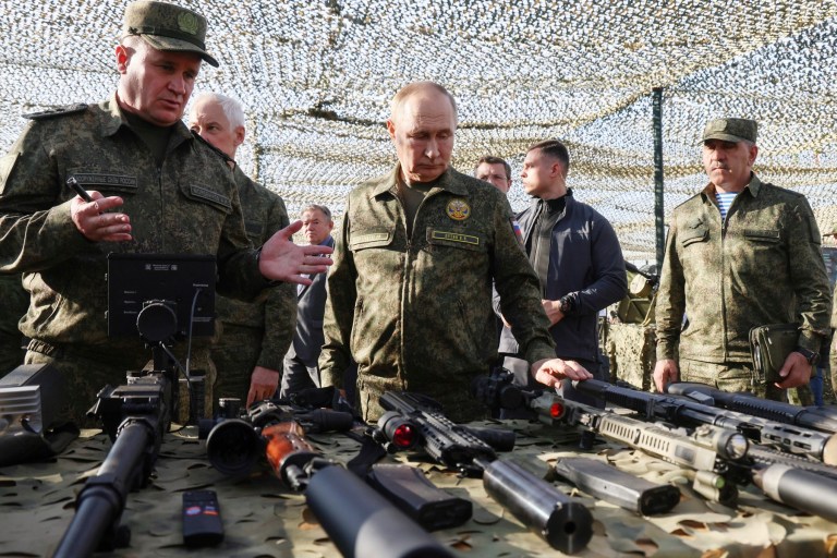Vladimir Putin, în timpul unei vizite la centrul de antrenament militar Mulina, regiunea Nizhny Novgorod din Rusia, 16 septembrie 2025. Foto: Mikhail Metzel / AP / Profimedia