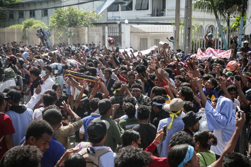 Parlamentarii care au renunțat la pensiile speciale și mașinile de lux, din cauza presiunii străzii. Decizia a fost luată după două zile de proteste