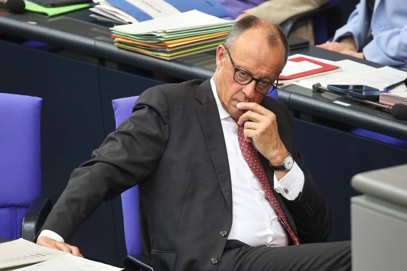 La doar 6 luni după ce a devenit cancelar, popularitatea lui Merz s-a prăbușit / Una din pietrele de temelie ale economiei germane, în stare de „alertă roșie”