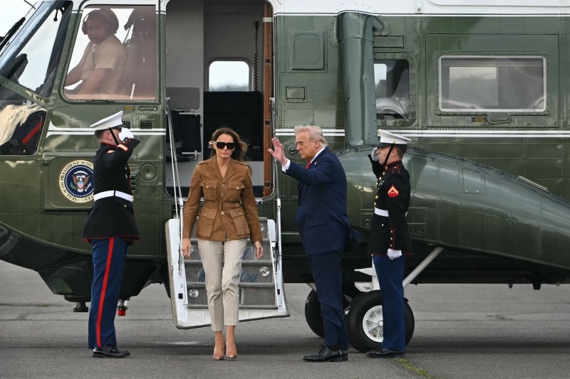 Donald Trump și Melania, nevoiți să schimbe elicopterul cu care se deplasau în Marea Britanie și să aterizeze în altă parte
