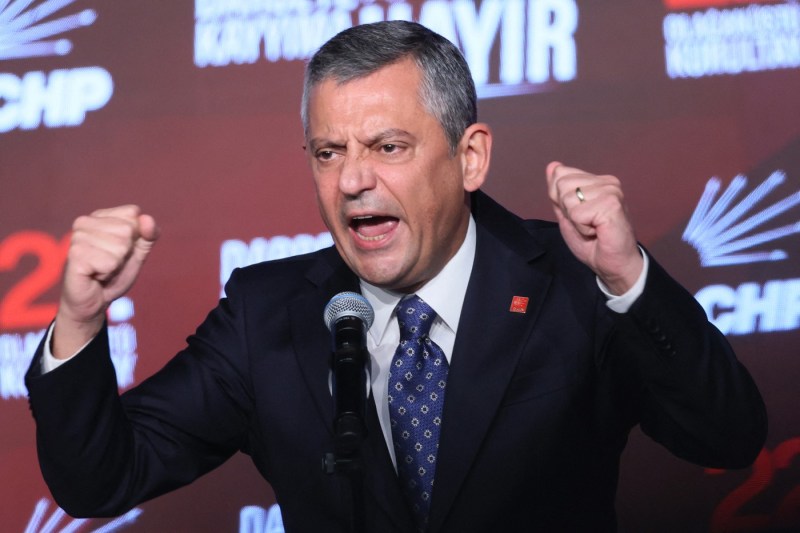 Principala forță de opoziție din Turcia a dat un vot major de susținere pentru liderul său, în așteptarea unei decizii cheie în justiție