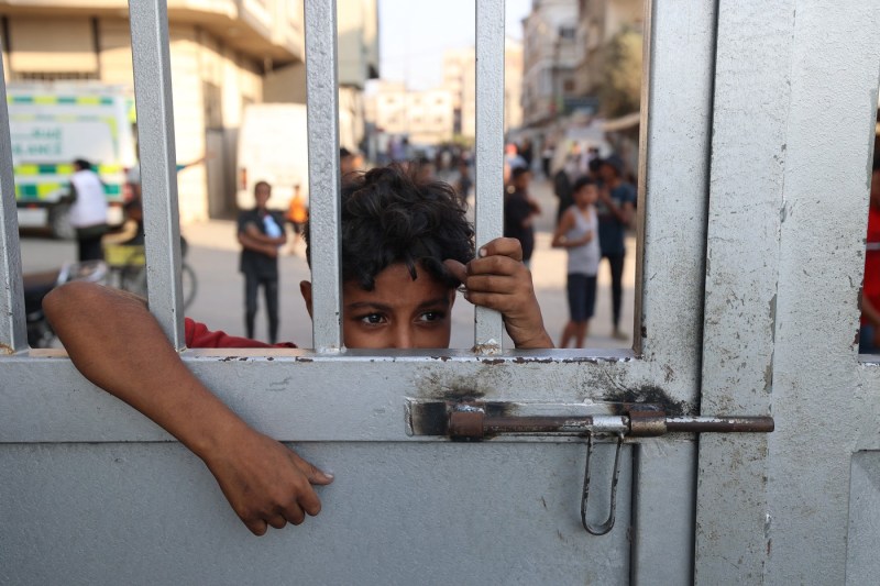 „Am fost dus la morgă”. Un adolescent din Gaza oferă o imagine a ororilor pe care le provoacă asupra copiilor războiul Israelului