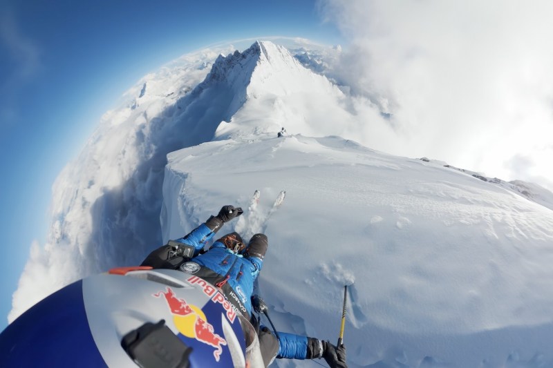 VIDEO Andrzej Bargiel a devenit prima persoană din lume care a coborât Muntele Everest pe schiuri fără ajutorul oxigenului
