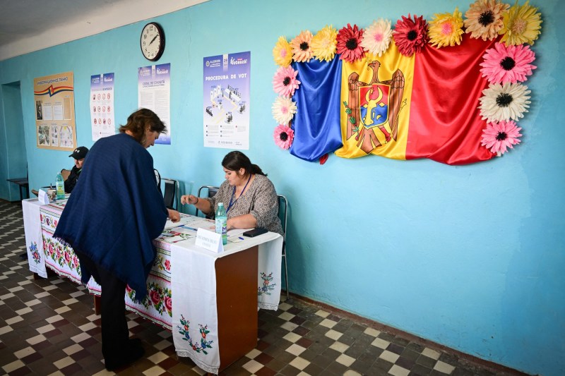 Cu cine au votat moldovenii care au mers la cele două secții de votare deschise în Rusia. Peste 4.000 au ales să voteze în Moscova