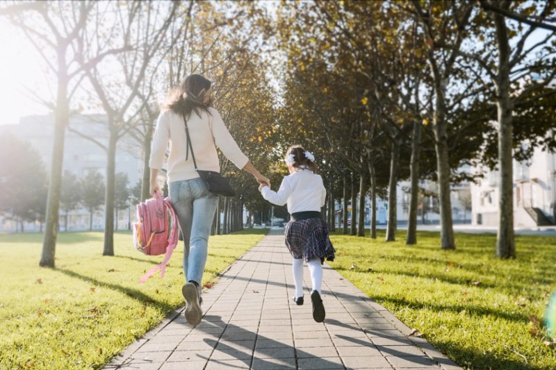 Cum să pui ordine în haosul de dimineață: 8 soluții ca să ajungeți la timp la școală