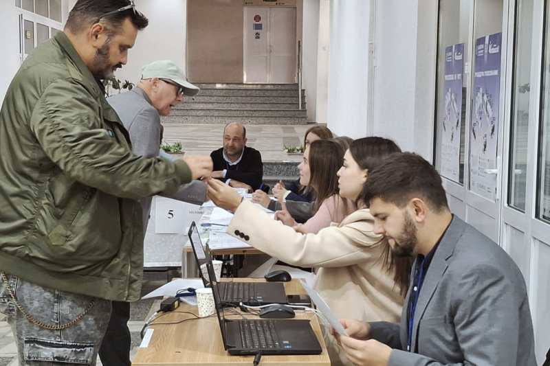 Moldovenii se mobilizează și se apropie de 900.000 de voturi. Până la ora 14:00 au votat mai mulți față de alegerile parlamentare trecute / Peste 110.000 de voturi vin din diaspora 