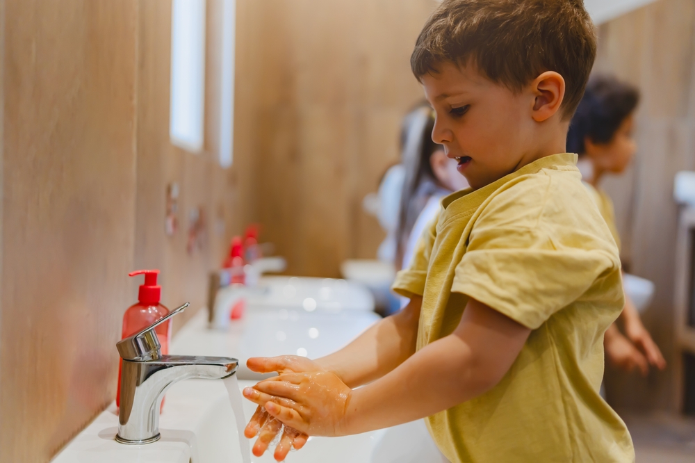 Spălatul pe mâini este, probabil, cea mai simplă lecție de sănătate pe care o poți oferi copilului tău. FOTO: Shutterstock