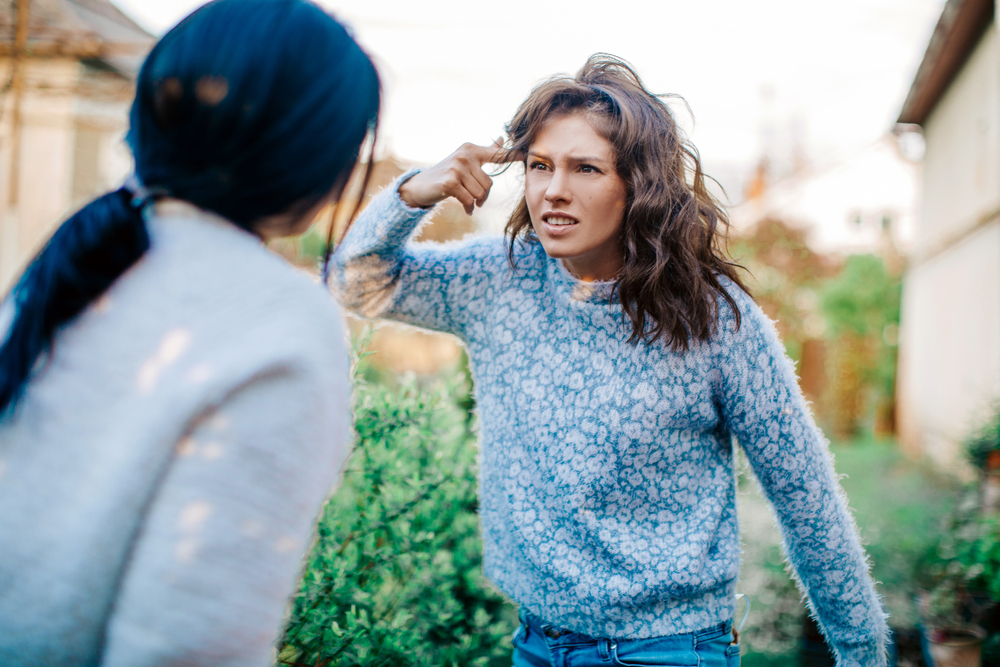 Felul în care ne creștem copiii este, din păcate, adesea supus privirilor critice. Membrii familiei și chiar străini par să aibă mereu opinii despre „cea mai bună metodă de parenting” și nu ezită să și le exprime. FOTO: Shutterstock