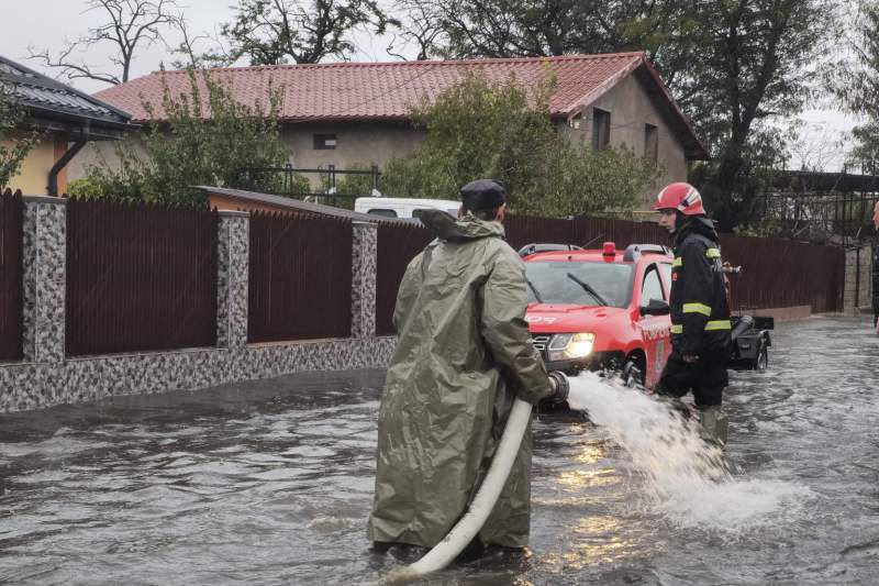 Noul bilanț al pagubelor ciclonului Barbara în România. Pompierii au intervenit în zeci de localități / Case inundate, roci desprinse de pe versanți și mașini surprinse de viituri