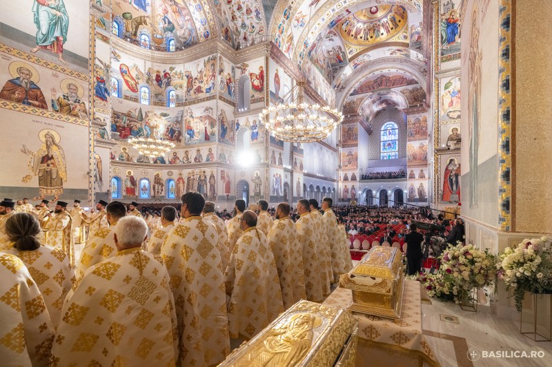 FOTO Imaginile din interiorul Catedralei Naționale în timpul slujbei de sfințire. Au fost prezenți 3.000 de invitați