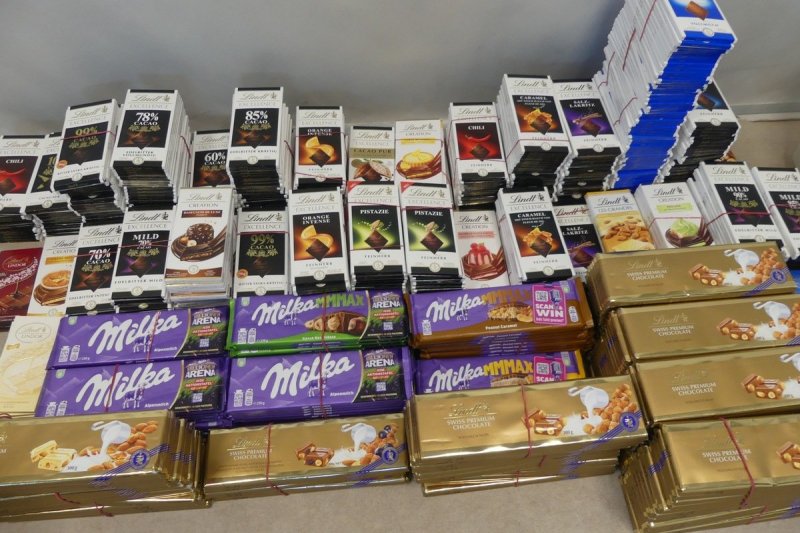 O tânără a fost arestată pentru că a furat 113 kg de ciocolată din magazine din Germania. „Nimeni n-a întâlnit vreodată un român care să le vândă ciocolată în fața unui magazin?”