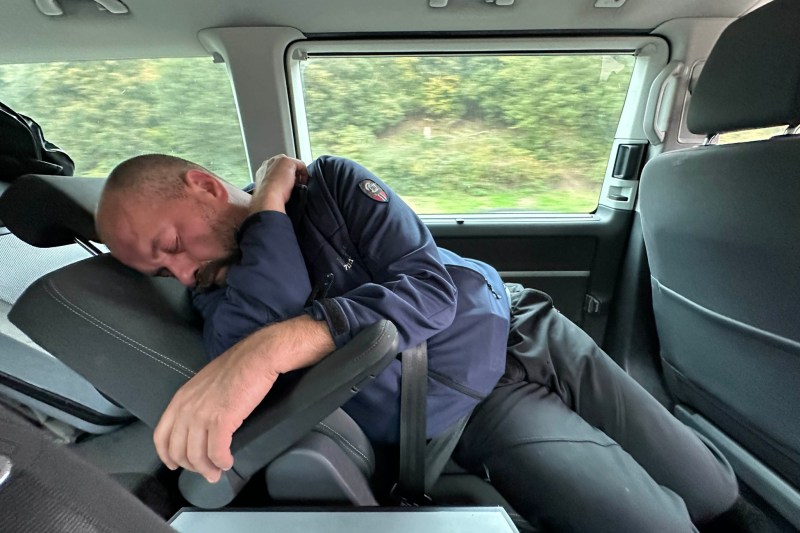 Fotografie virală cu directorul unui muzeu din Sibiu care doarme în mașină în timpul unei deplasări: „Nu este prima și, cu siguranță, nici ultima dată când facem asta”