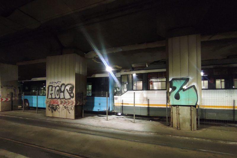 Un autobuz și un tramvai s-au ciocnit în Pasajul Victoriei. Mai multe persoane la spital. Circulație restricționată