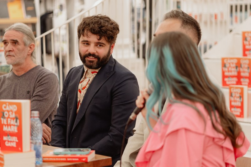 INTERVIU „Riscăm să primim migranți din alte țări și să-i tratăm cum am fost noi tratați”. Avertismentul scriitorului român ignorat acasă, dar care a cunoscut faima în Spania