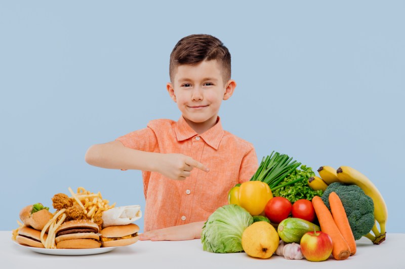 „Cu cât un aliment e mai departe de cum l-a făcut natura, cu atât are mai puțini nutrienți buni”. 3 reguli simple pentru a învăța copiii să recunoască alimentele care îi îmbolnăvesc