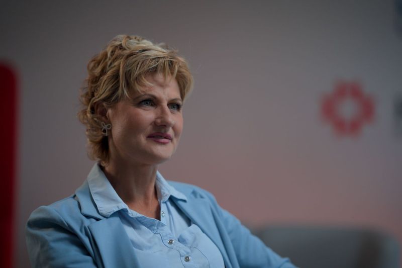 VIDEO Femeia-arbitru care a câștigat meciul vieții, alături de echipa ei de medici