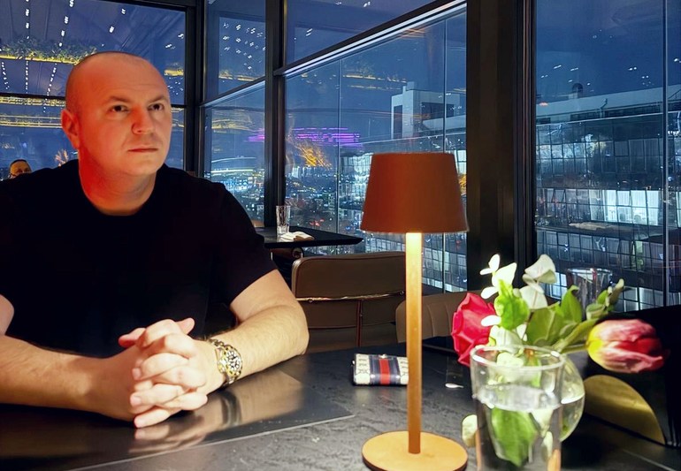 EXCLUSIV FOTO Poveste ca ruptă din film. A plecat la muncă în Marea Britanie să-și plătească datoriile în faliment, acum revine ca investitor cu planuri de extindere locală