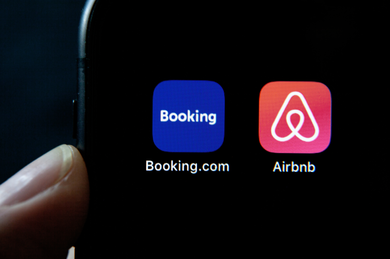 „Nu sunt vânătorul celor care pleacă în concediu și își pun pe Airbnb apartamentul. Pentru o altă categorie nu o să închid ochii” – ministrul Turismului, Radu Miruță (USR)