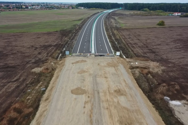 VIDEO Autostrada de lângă Capitală care are șanse să fie gata parțial cu mult înainte de termen / Decalaj între constructorii români și italieni care își împart lotul