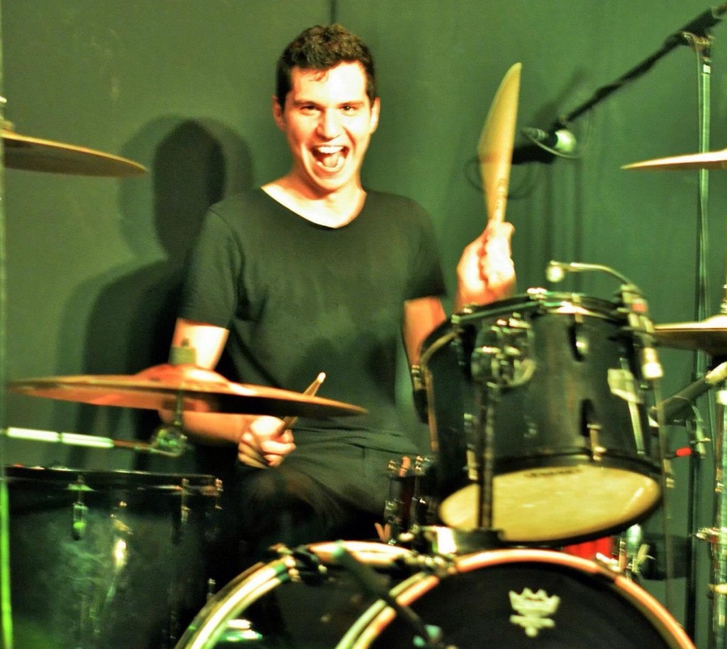 Bogdan Moleșag cântând la tobe, înainte de Colectiv / Foto: Arhiva personală - Facebook Bogdan Moleșag