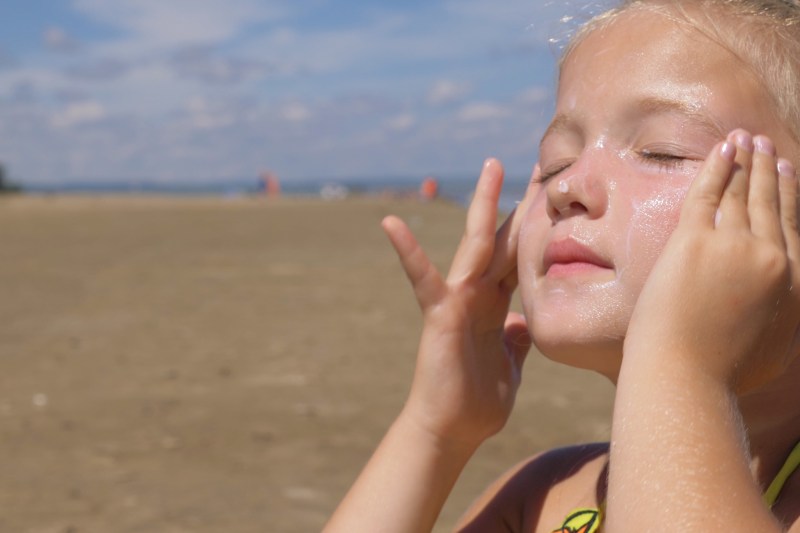 Scandal cu implicații globale în țara cu cea mai mare rată de cancer de piele: Ce au descoperit când au analizat ce factor pe protecție au de fapt cremele de soare