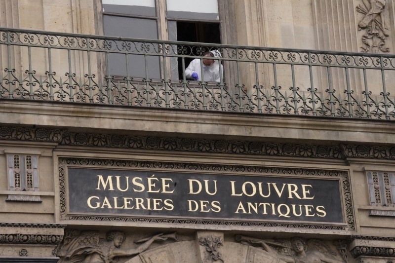 Femeie pusă sub acuzare în cazul jafului de la Luvru. O altă persoană a fost eliberată