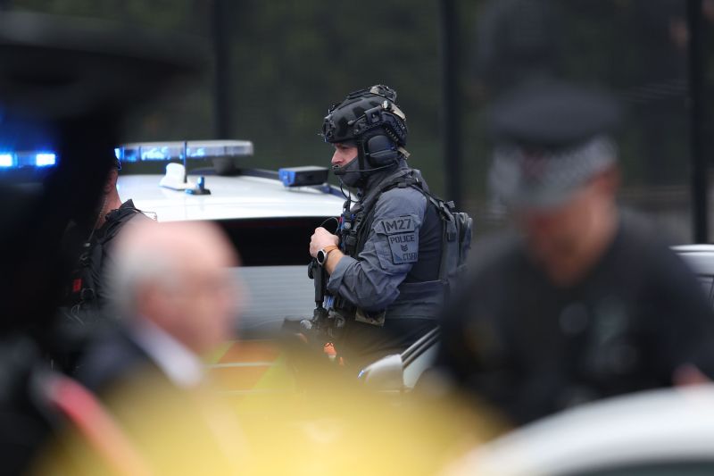 Atac armat în Manchester. Un bărbat a intrat cu mașina în oameni, iar apoi a înjunghiat o persoană. Anunțul făcut de polițiști