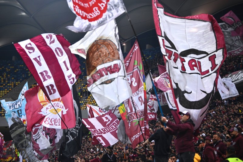 SuperLiga: Cluburile Rapid, Universitatea Cluj și Petrolul, amendate din cauza suporterilor