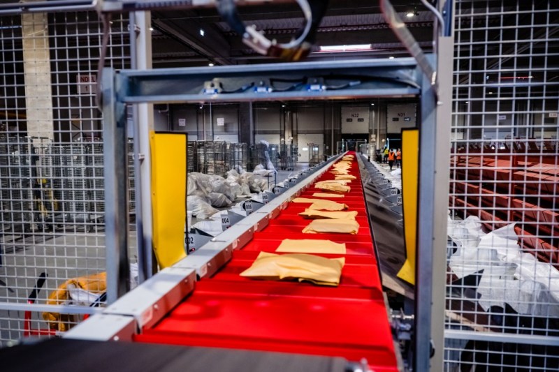 Black Friday 2025 – Una dintre cele mai mari companii de curierat estimează că vor fi livrate peste 4 milioane de colete la easybox. Care va fi ziua cea mai aglomerată