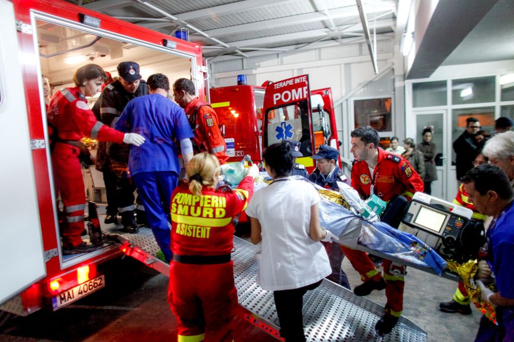 Incendiul din Colectiv. Un rănit este urcat în ambulanță la Spitalul Floreasca, 30 octombrie 2015. Foto: Ovidiu Micsik / Inquam Photos