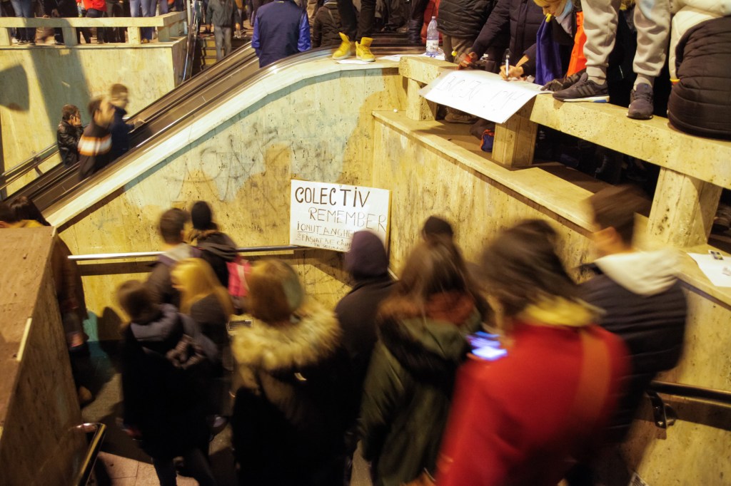 5 noiembrie 2015 - a treia zi de proteste după incendiul din clubul Colectiv. Foto: Adriana Neagoe / Inquam Photos