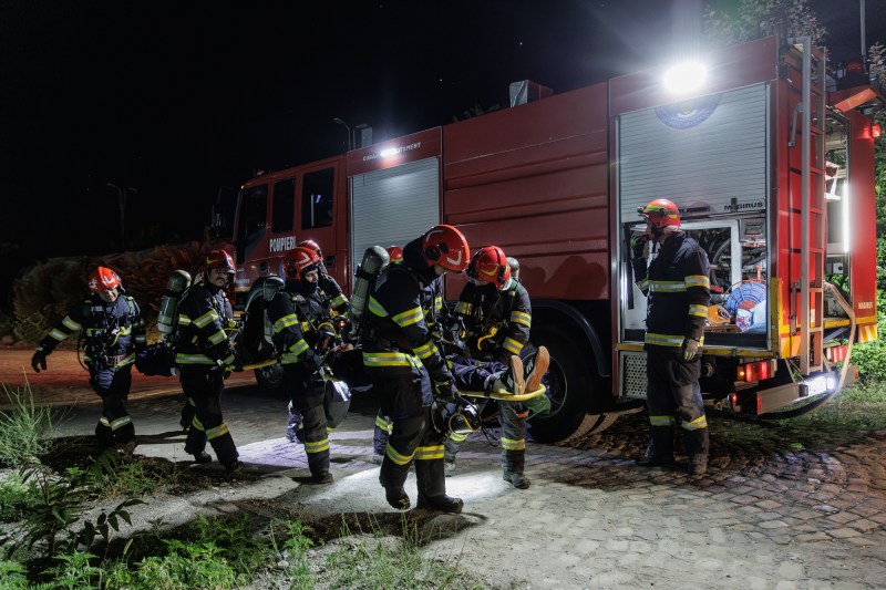 Pompieri într-o acțiune de salvare, imagine ilustrativă. Inquam Photos / Bogdan Buda