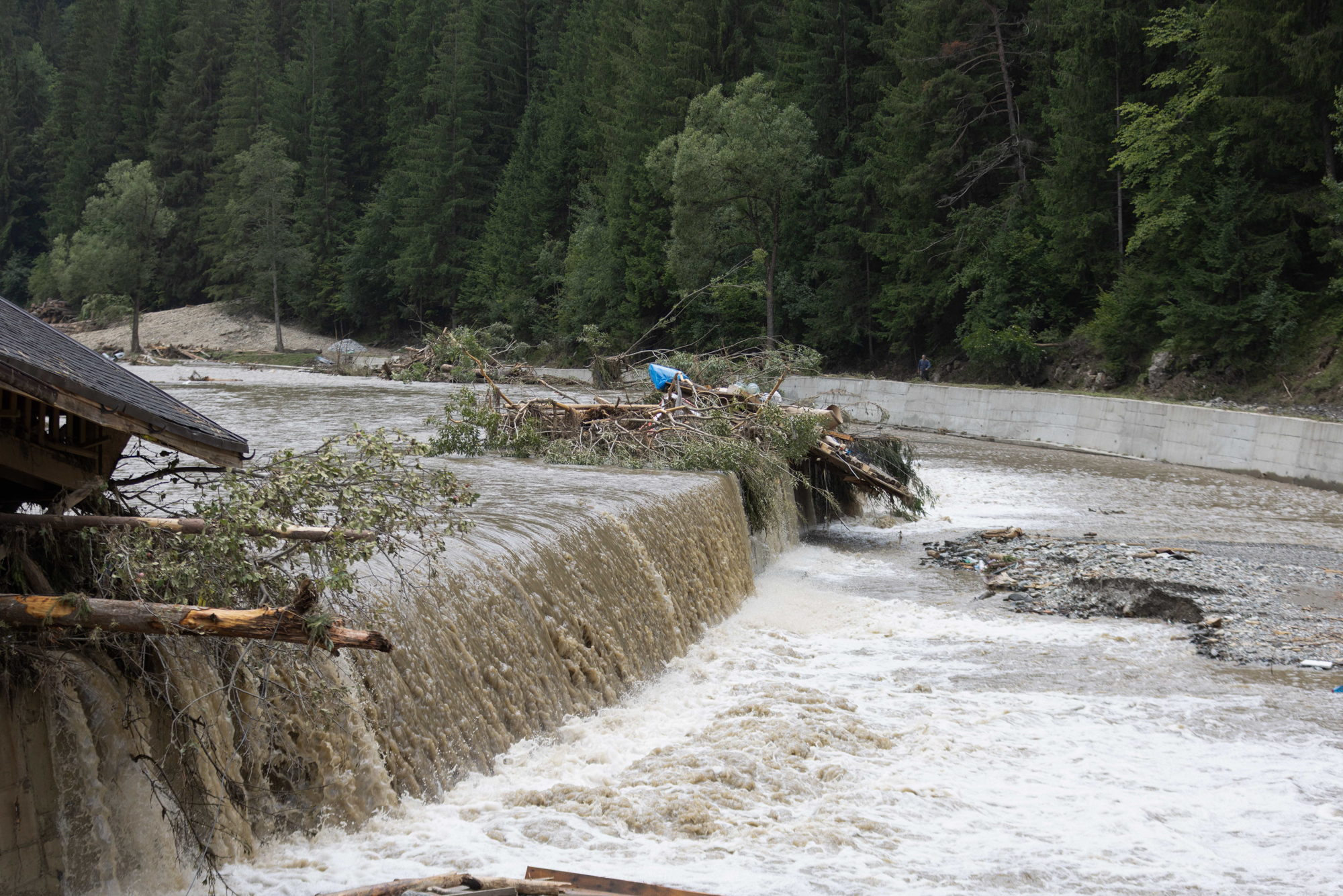 Furtuni în Moldova. Pompierii din Vaslui au trebuit să intervină la sediul poliției municipale