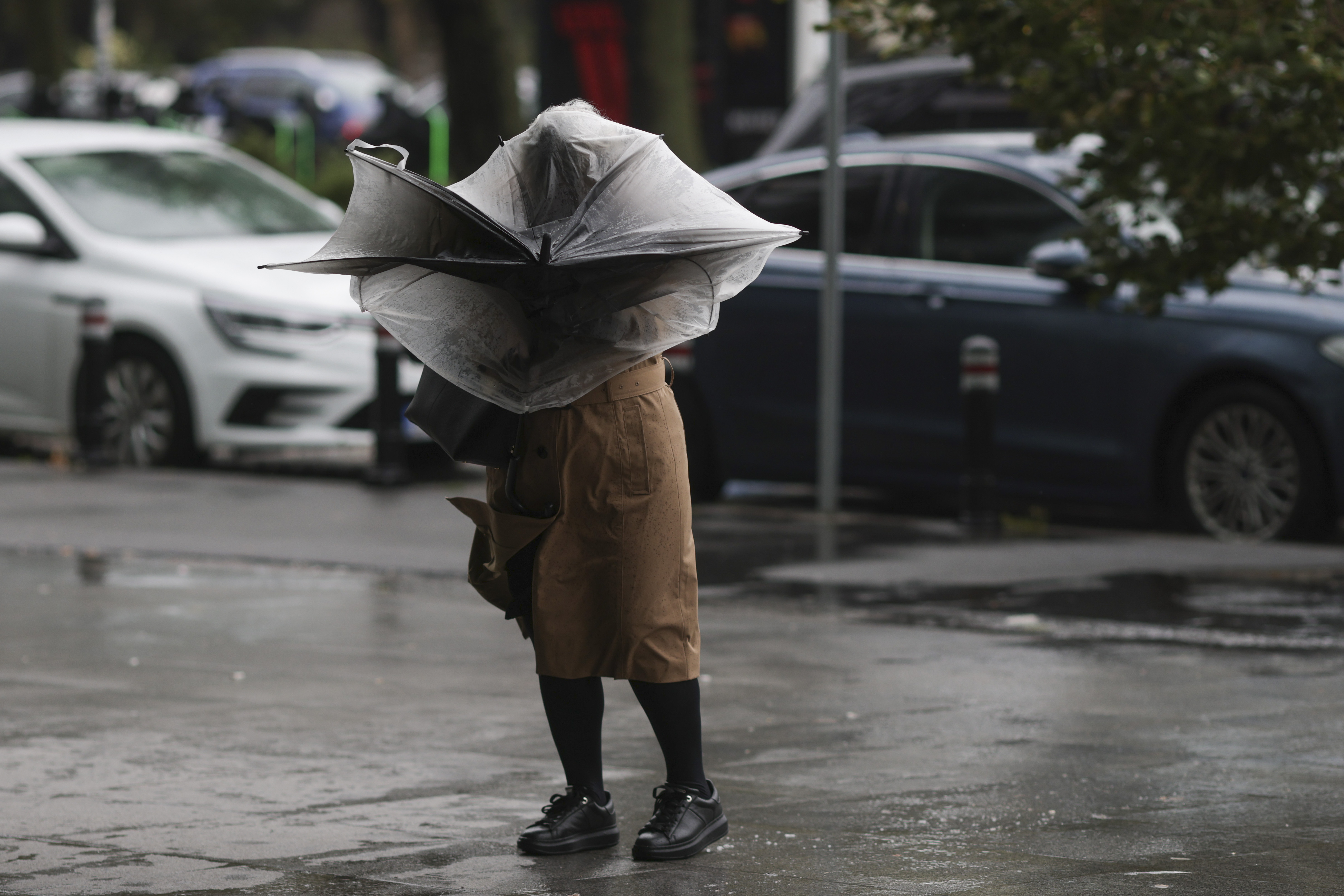 Alerte meteo pentru jumătate din țară. Ploi torențiale prognozate pânâ mâine