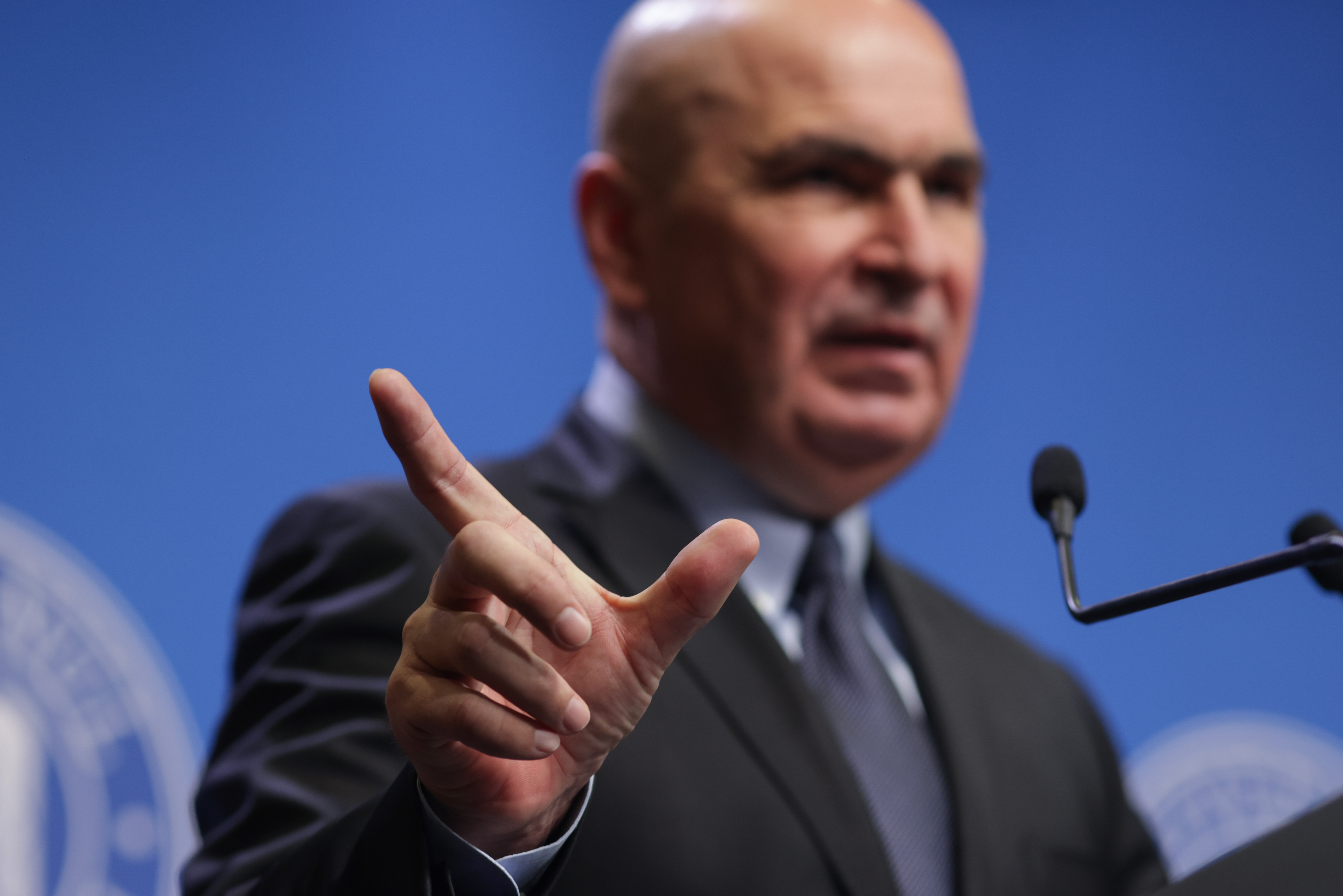 Cele două opțiuni ale premierului de eliminare a impozitului minim pe cifra de afaceri, cerută de investitorii străini