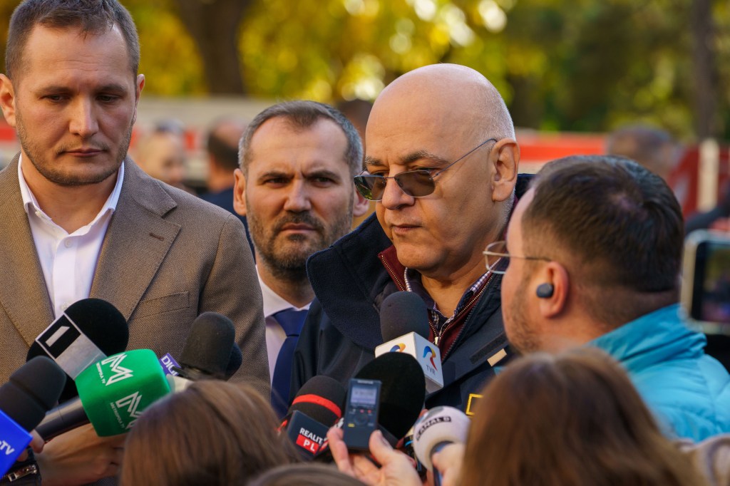 Raed Arafat face declarații în dreptul blocului din cartierul Rahova unde a avut loc o explozie. Inquam Photos / Tudor Pană