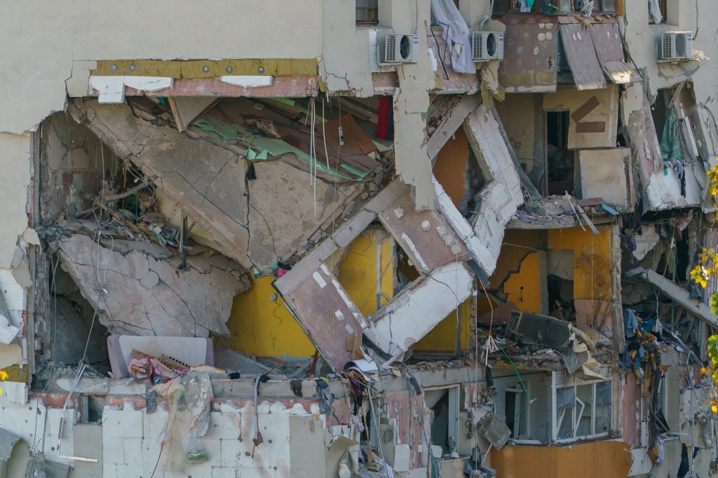 Urmările exploziei cauzate de o acumulare de gaze într-un bloc de locuințe din cartierul Rahova, București, 17 octombrie 2025. Inquam Photos / Tudor Pană