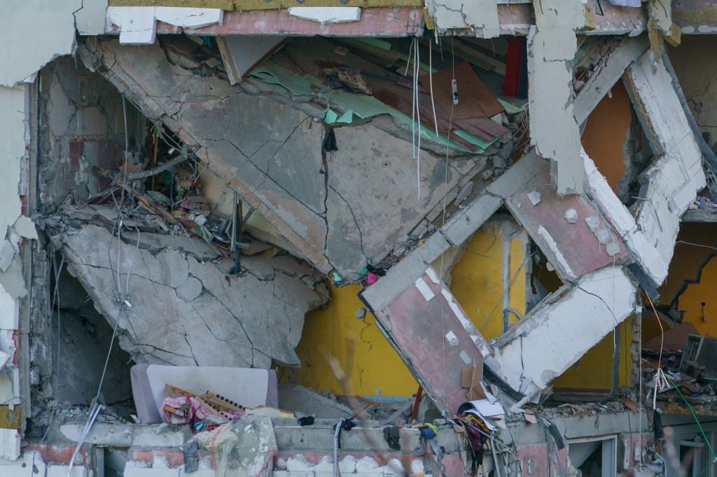 Urmările exploziei cauzate de o acumulare de gaze într-un bloc de locuințe din cartierul Rahova, București, 17 octombrie 2025. Inquam Photos / Tudor Pană