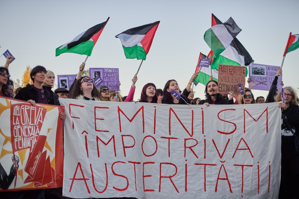 Steaguri și pancarte la marșul „Împreună pentru siguranța femeilor" din București, 19 octombrie 2025. Inquam Photos / Codrin Unici